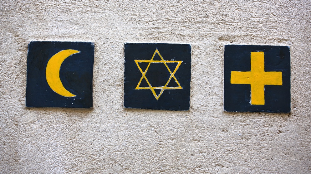 Drei religiöse Symbole nebeneinander. | Bildquelle: stock.adobe.com/Vladimir Melnik