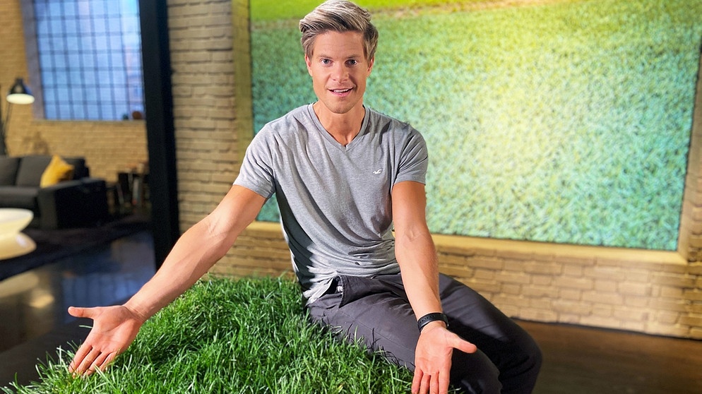 Moderator Philip Häusser beschäftigt sich in dieser "Gut zu wissen" Sendung mit Mikroplastik auf dem Fußballplatz.  | Bildquelle: BR/Gut zu wissen