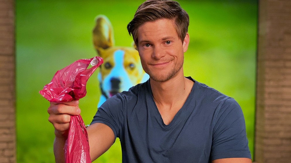 Moderator "Philip Häusser" möchte wissen, wie viel Hundekot und Hundefutter die Umwelt belasten.  | Bildquelle: BR/Gut zu wissen