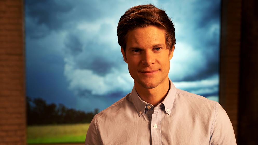 "Gut zu wissen"-Moderator Philip Häusser Hintergrund Bild Landschaft mit dunklen Wolken. Diese Sendung geht es um die Wetterfühligkeit. Gibt es sie wirklich?  | Bildquelle: BR/Gut zu wissen
