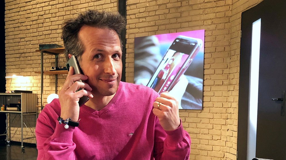 "Gut zu wissen"-Moderator Willi Weitzel mit Smartphone. Wie das Smartphone in Zukunft abgelöst wird.  | Bildquelle: BR