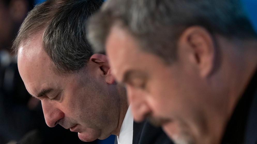 Hubert Aiwanger, (l, Freie Wähler) Stellvertretender Ministerpräsident und bayerischer Wirtschaftsminister, sitzt neben Markus Söder, (r, CSU) Ministerpräsident von Bayern, auf der Pressekonferenz zur Haushaltsklausur des bayerischen Kabinetts. (zu dpa: «Koalitionsausschuss berät über Lösung in Schulden-Streit») Foto: Peter Kneffel/dpa +++ dpa-Bildfunk +++ | Bildquelle: dpa-Bildfunk/Peter Kneffel