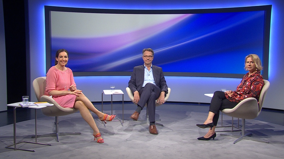 v.l.: Moderatorin Andrea Lauterbach, Prof. Dr. Peter Henningsen, Direktor Klinik für Psychosomatische Medizin und Psychotherapie, Klinikum rechts der Isar der TU München, Dr. Michaela Moosburner, Chefärztin und Ärztliche Direktorin, Krankenhaus für Naturheilweisen München. | Bildquelle: BR