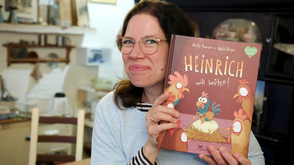 Susanne Genc liest für Kinder in Gebärdensprache "Heinrich will brüten" | Bildquelle: BR
