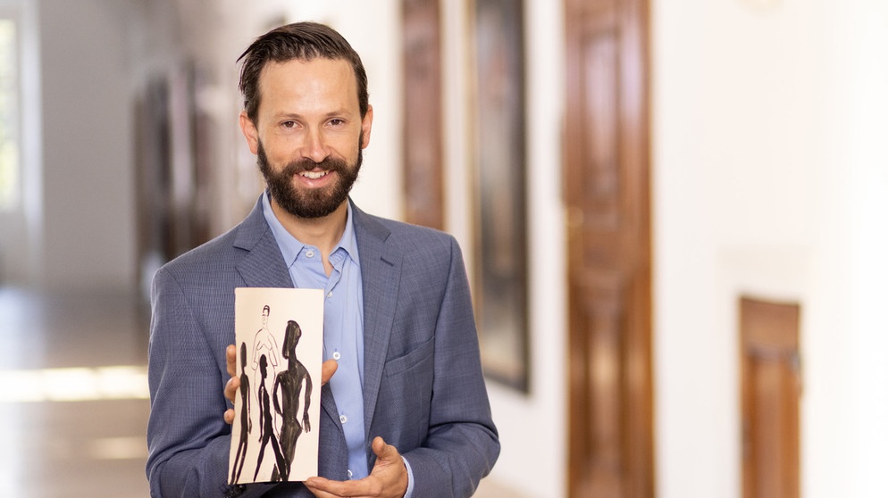 Der Schauspieler Franz Dinda ist zum Sammler geworden: Er will ein Skizzenbuch des berühmten Malers Ernst Ludwig Kirchner rekonstruieren. | Bildquelle: BR/Markus Konvalin