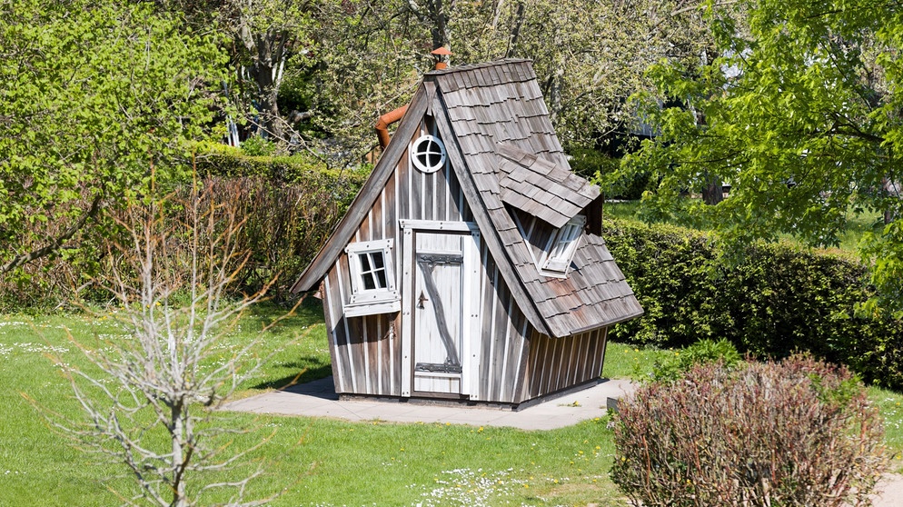 Kleines, schiefes Holzhaus | Bildquelle: picture alliance/dpa