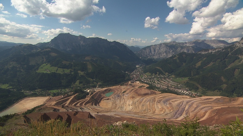 Unter unserem Himmel - In der Hochsteiermark - vom Erzberg ins Gesäuse: Vogelperspektive vom Erzberg und dem Ort Eisenerz | Bildquelle: BR