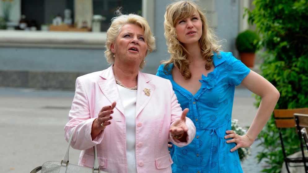 Dahoam is Dahoam. Bambergers Mutter schaut sich Lansing an. Von links: Helga Bamberger (Christiane Blumhoff) und Caro Ertl (Teresa Rizos). | Bildquelle: BR/ Marco Orlando Pichler