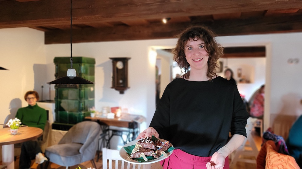 Kaffeehausgeschichten: Im Hofcafé zur Hölle hilft Magdalena Falter gerne mit. | Bildquelle: BR/Dieter Nothhaft