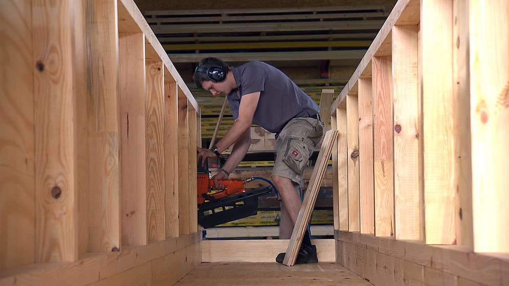 Holzmechaniker - Bauelementen, Holzpackmitteln und Rahmen | Bildquelle: BR