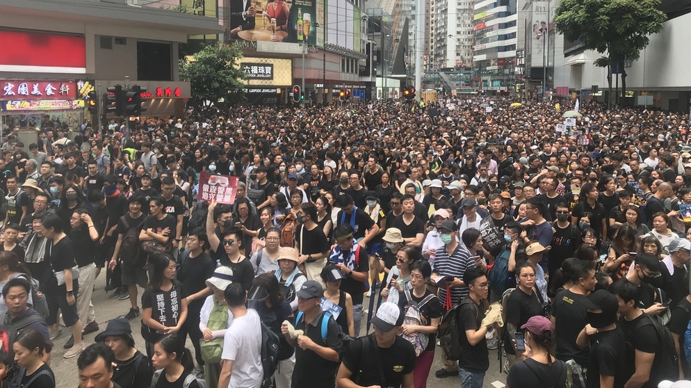 Massernkundgebung der Demokratiebewegung in Hongkong  | Bildquelle: picture-alliance/dpa