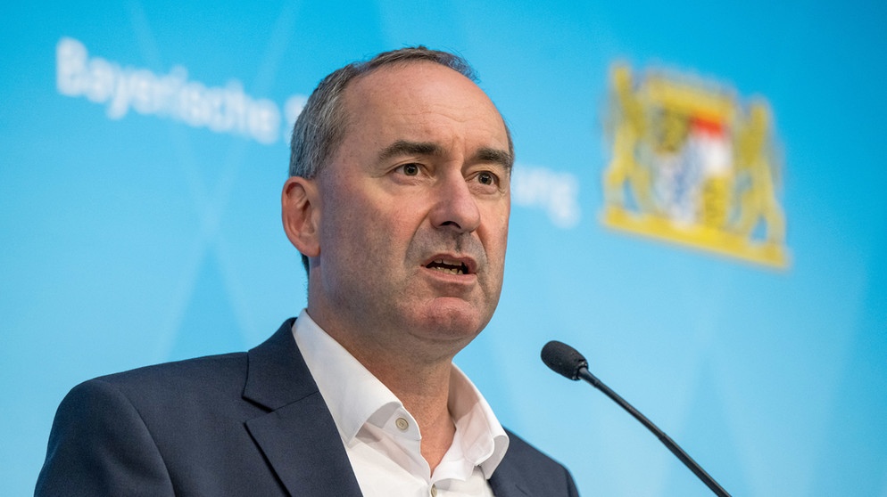 ARCHIV - 24.09.2024, Bayern, München: Hubert Aiwanger, (Freie Wähler) Stellvertretender Ministerpräsident und bayerischer Wirtschaftsminister, nimmt nach der Sitzung des bayerischen Kabinetts an der abschließenden Pressekonferenz teil. (zu dpa: «Aiwanger warnt vor Milliardenschäden durch mögliche US-Zölle») Foto: Peter Kneffel/dpa +++ dpa-Bildfunk +++ | Bildquelle: dpa-Bildfunk/Peter Kneffel