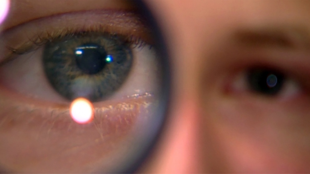 Blick durch ein Linse | Bildquelle: Bayerischer Rundfunk