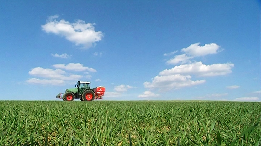 Traktor bei der Feldarbeit | Bildquelle: BR