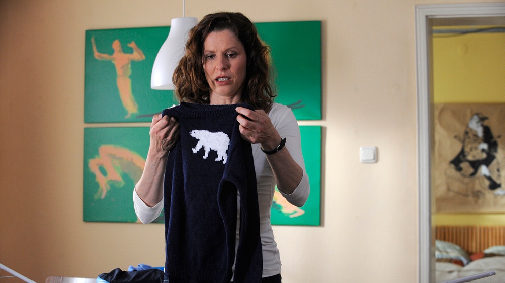 Dahoam is Dahoam: Annalena Brunner (Heidrun Gärtner) erschrickt, weil sie Sebastians Lieblings-Pulli offenbar zu heiß gewaschen hat. | Bildquelle: BR/Marco Orlando Pichler