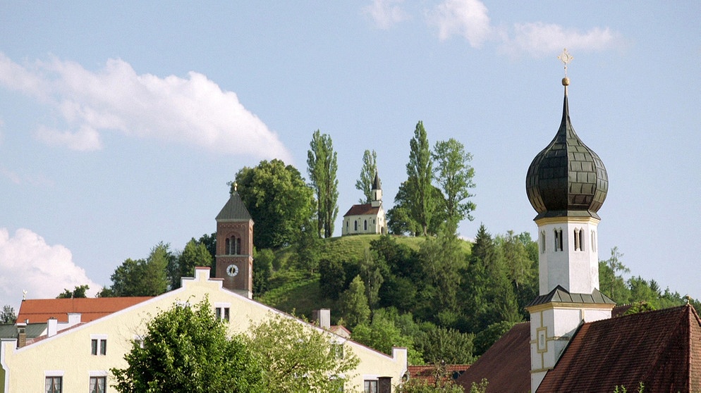 Drei Kirchen hat der alte Ortskern von Kraiburg. | Bildquelle: BR/Petra Schütz