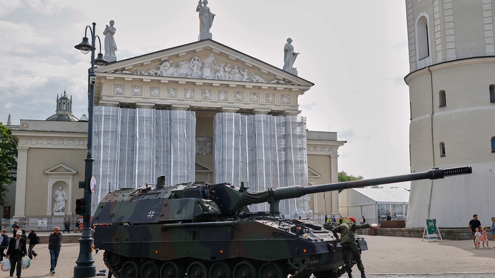 22.05.2025, Litauen, Vilnius: Ein deutscher Panzer steht vor der Kathedrale vor der feierlichen Einweihung einer deutschen Brigade für die Ostflanke der Nato im Zentrum von Vilnius. Zwei Jahre nach der Entscheidung über die Stationierung von etwa 5.000 deutschen Soldaten in Litauen zur Sicherung der Nato-Ostflanke wird die Panzerbrigade am Nachmittag in Dienst gestellt. Foto: Mindaugas Kulbis/AP/dpa +++ dpa-Bildfunk +++ | Bildquelle: dpa-Bildfunk/Mindaugas Kulbis