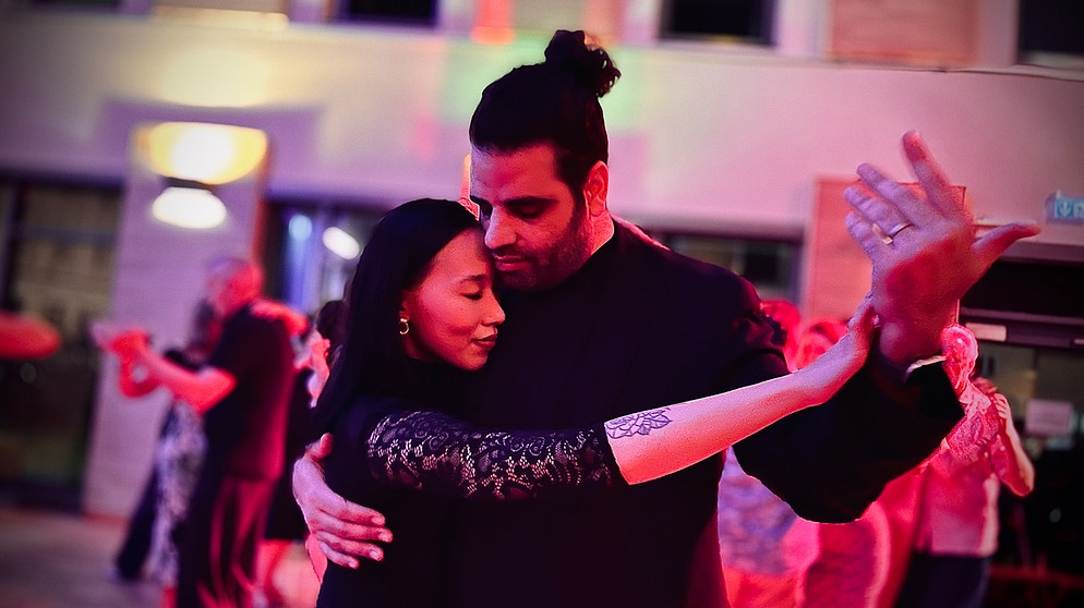 Das interkulturelle Paar Vanessa Vu und Ahmad Katlesh beim Tango-Tanzen | Bildquelle: Bayerischer Rundfunk 2024