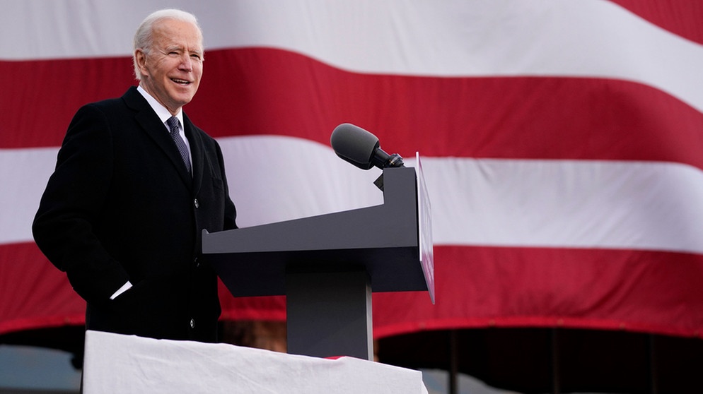 Der gewählten US-Präsident Joe Biden spricht am nach seinem Sohn benannten Major Joseph R. "Beau" Biden III National Guard/Reserve Zentrum.  | Bildquelle: dpa-Bildfunk/Evan Vucci