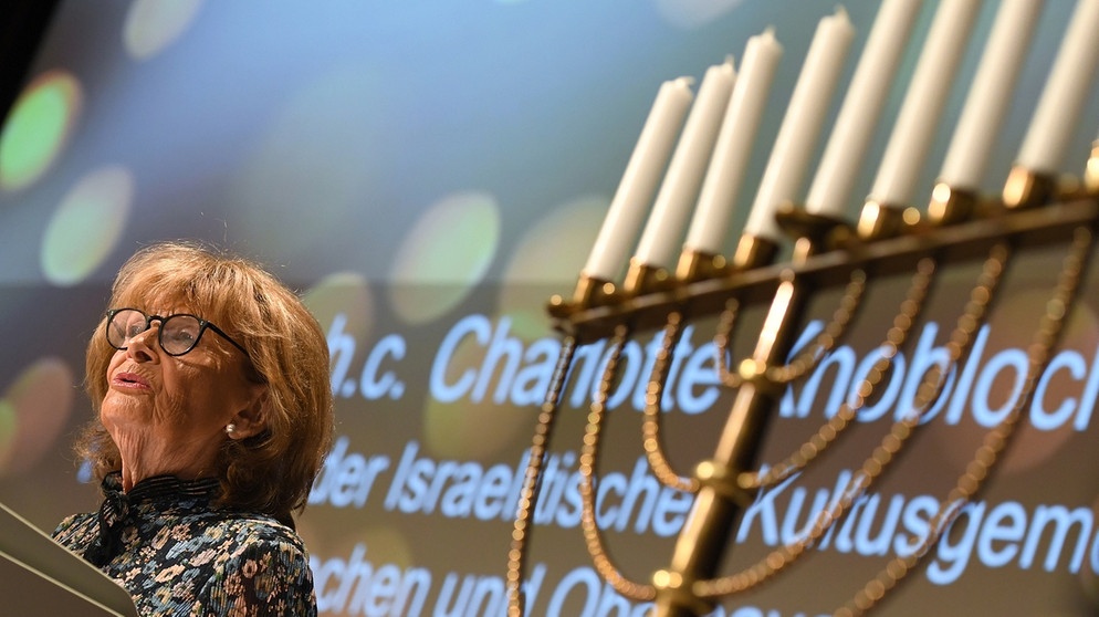 Charlotte Knobloch, Präsidentin der Israelitischen Kultusgemeinde München und Oberbayern, spricht bei einer internationalen Gedenkfeier für die Überlebenden des Holocaust im Jüdischen Zentrum München. | Bildquelle: picture alliance/dpa | Angelika Warmuth
