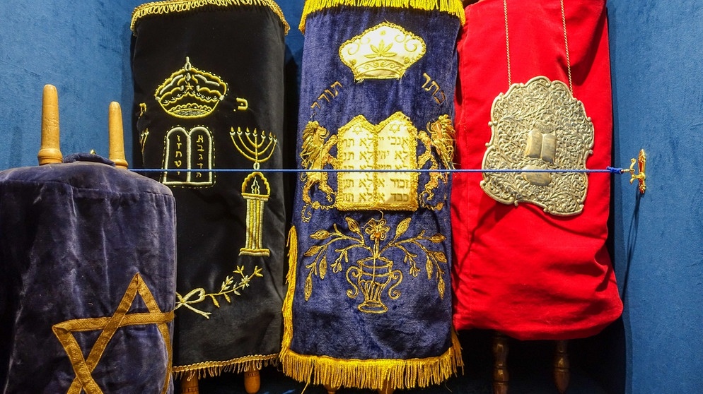 Thorarollen in der Synagoge Bayreuth  | Bildquelle: BR / Andreas Bönte