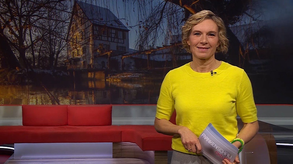 Julia Büchler moderiert die Frankenschau aktuell. | Bildquelle: BR