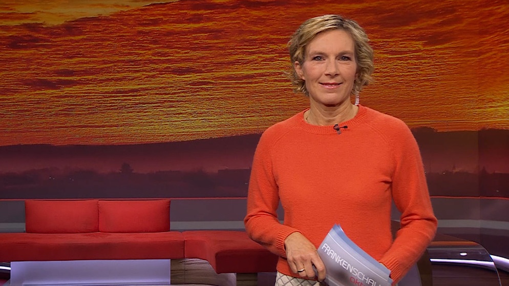 Julia Büchler moderiert die Frankenschau aktuell. | Bildquelle: BR