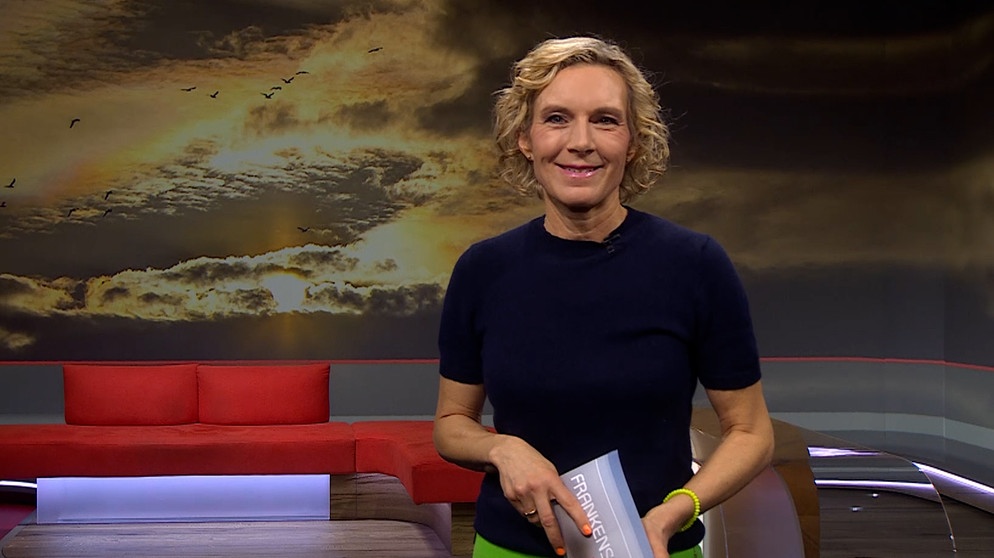 Julia Büchler moderiert die Frankenschau aktuell. | Bildquelle: BR