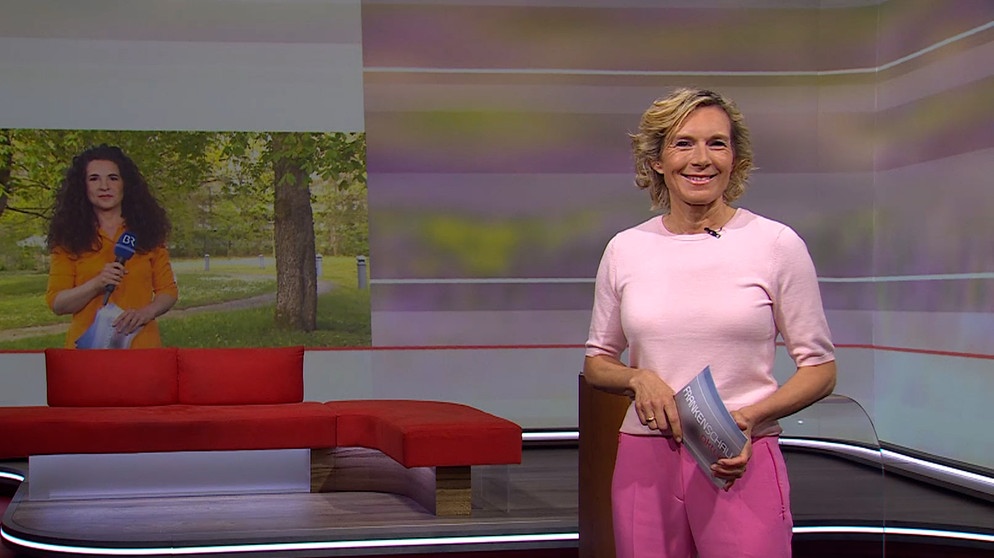 Julia Büchler moderiert die Frankenschau aktuell und Rika Dechant ist im Hintergrund bereit, dass Wetter zu präsentieren. | Bildquelle: BR