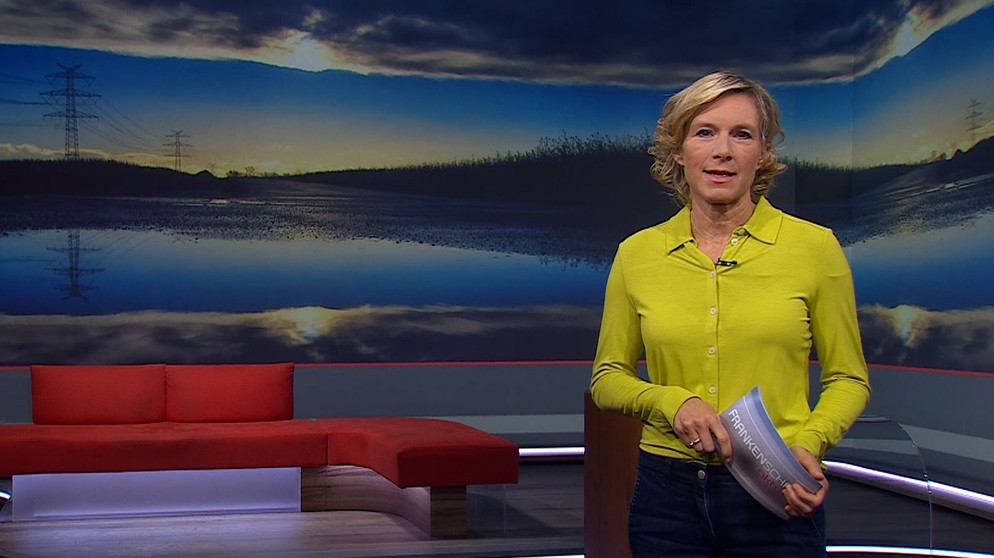 Julia Büchler moderiert die Frankenschau aktuell. | Bildquelle: BR