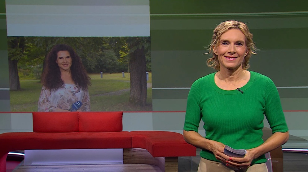 Julia Büchler verabschiedet sich von den Zuschauern der Frankenschau aktuell und übergibt an Rika Dechant mit dem Wetter. | Bildquelle: BR