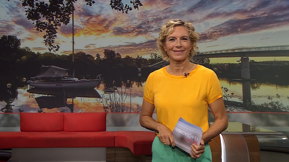 Julia Büchler moderiert die Frankenschau aktuell. | Bildquelle: BR