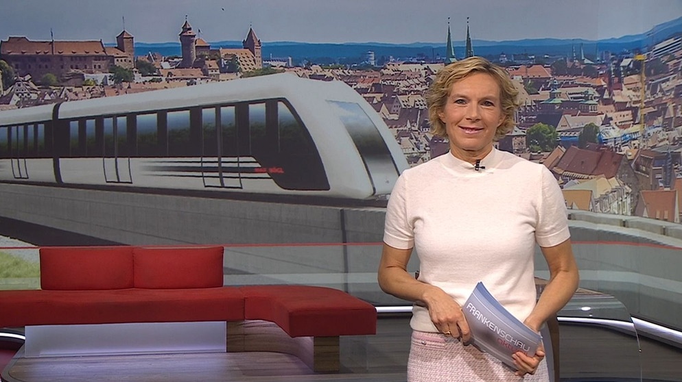Julia Büchler moderiert die Frankenschau aktuell am 12. Dezember. | Bildquelle: BR