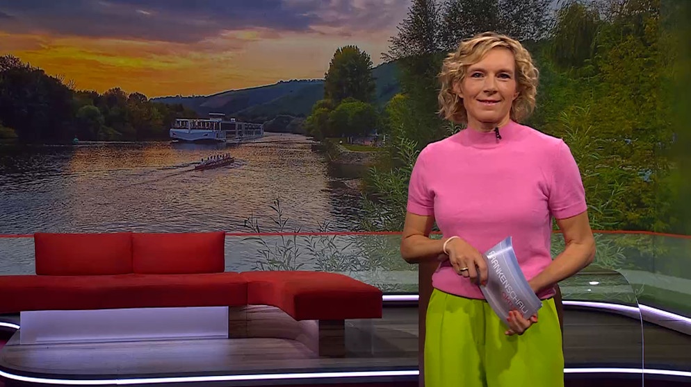Julia Büchler moderiert die Frankenschau aktuell. | Bildquelle: BR