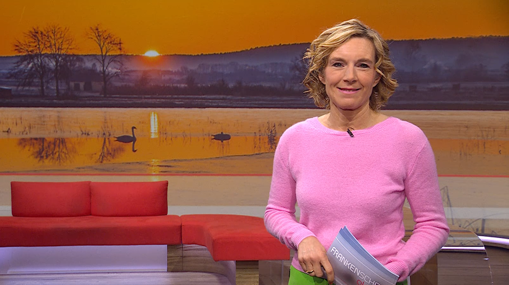 Julia Büchler moderiert die Frankenschau aktuell. | Bildquelle: BR