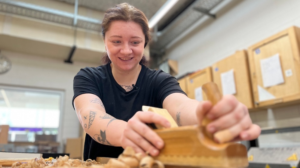 Michelle Dürheimer (Schreinerwerkstatt Junge Arbeit, Diakonie Hasenbergl e.V.). | Bildquelle: BR/Christian Meckel