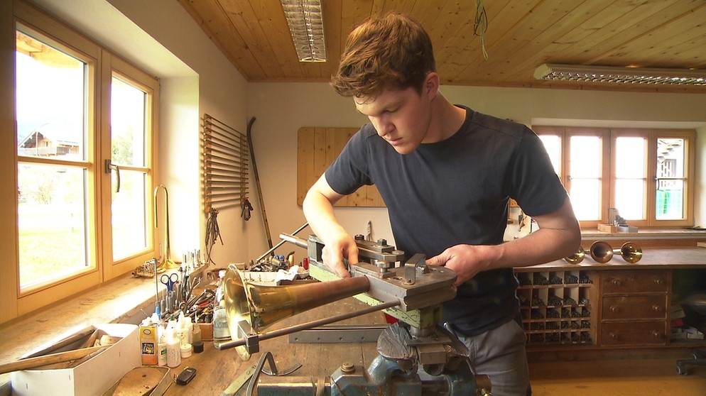 Unter unserem Himmel - Junge Instrumentenbauer: Der Blechblasinstrumentenbauer Sebastian Schwaiger bringt in seiner Werkstatt Instrumente wieder in Schuss. | Bildquelle: BR