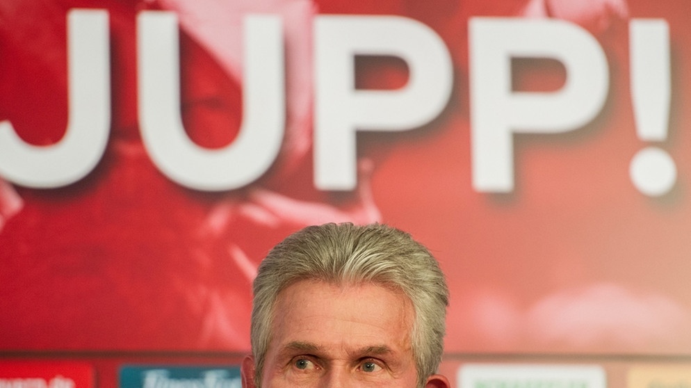Der damalige Trainer des FC Bayern München, Jupp Heynckes, spricht am 04.06.2013 in der Allianz Arena in München (Bayern) während seiner Abschiedspressekonferenz. Jupp Heynckes kehrt zum vierten Mal auf den Trainerstuhl beim FC Bayern München zurück. | Bildquelle: dpa-Bildfunk/Marc Müller