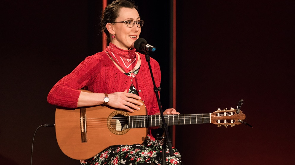 Kabarettistin Martina Schwarzmann bei der 100. Sendung "radioSpitzen live vor Ort" im Alten Speicher in Ebersberg. | Bildquelle: BR/Fabian Stoffers