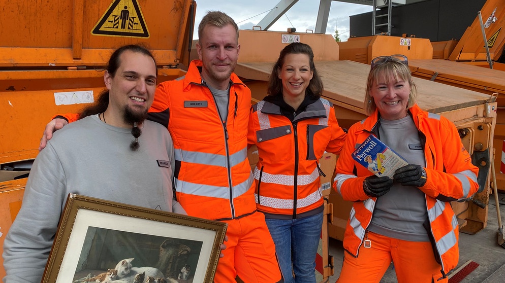 STATIONEN-Moderatorin Irene Esmann mit dem Team vom Werstoffhof München-Langwied | Bildquelle: BR/Elisabeth Möst