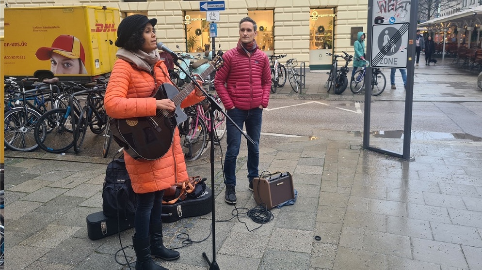 Karima macht Straßenmusik - und arbeitet damit einen Punkt ihrer Löffelliste ab. | Bildquelle: BR / Thomas Hauswald