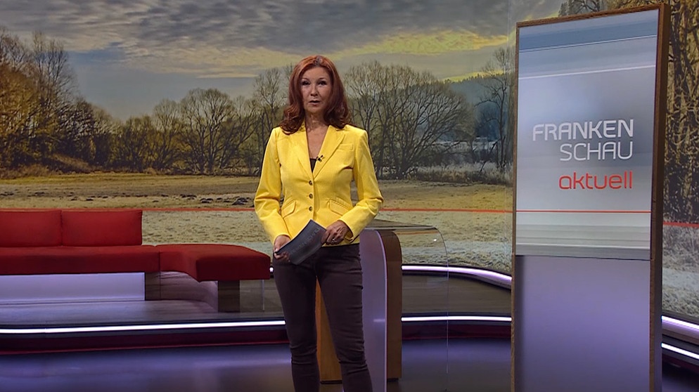Moderatorin Karin Schubert moderiert die Sendung.  | Bildquelle: BR-Studio Franken