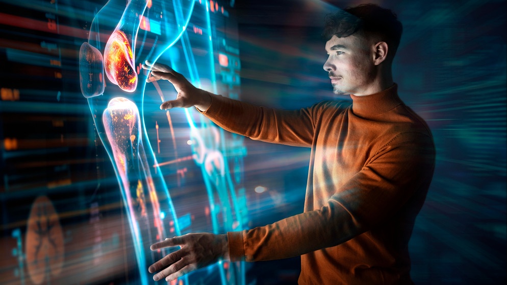 Ein Mann nutzt Augmented Reality zur medizinischen Analyse eines Knies. | Bildquelle: picture alliance / Westend61 | Uwe Umstätter