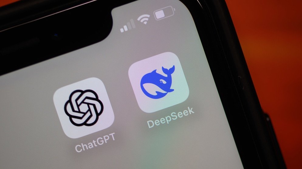 28.01.2025, Brandenburg, Sieversdorf: Die App des chinesischen KI-Start-ups DeepSeek (r) und die App von ChatGPT sind auf einem Smartphone zu sehen. Das chinesische Start-up DeepSeek hat mit der Aussicht auf günstigere Entwicklung Künstlicher Intelligenz ein Börsenbeben ausgelöst. Foto: Patrick Pleul/dpa +++ dpa-Bildfunk +++ | Bildquelle: dpa-Bildfunk/Patrick Pleul