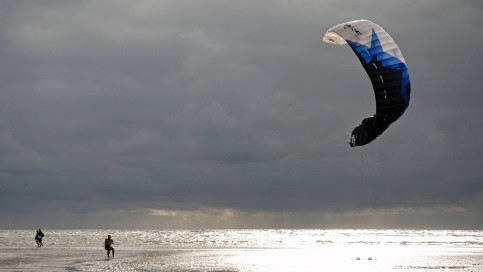 Kitesurfen | Bildquelle: picture-alliance/dpa