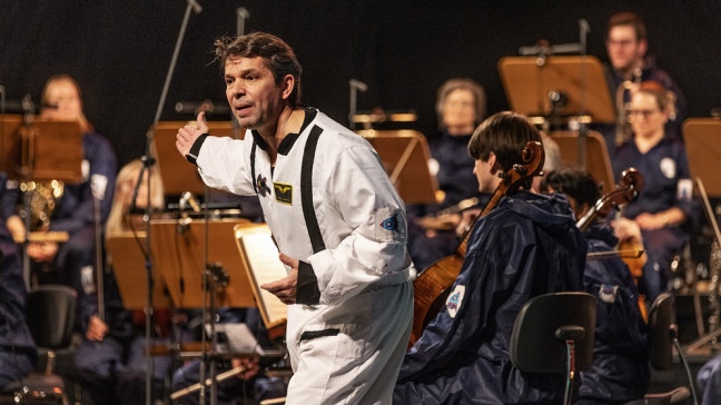 Juri Tetzlaff als Astronaut vor dem Münchner Rundfunkorchester | Bildquelle: BR/Markus Konvalin