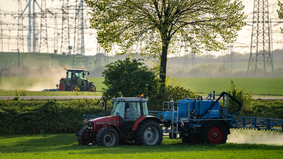Pflanzenschutzmittel werden auf einem Feld bei Grevenbroich gesprüht, Deutschland, | Bildquelle: picture alliance / Jochen Tack | Jochen Tack