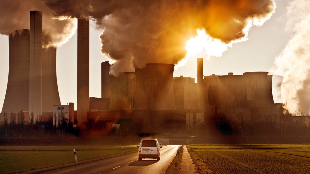 Das mit Braunkohle betriebene Kraftwerk Niederaussem bei Sonnenaufgang, Deutschland, Nordrhein-Westfalen, Bergheim
| Bildquelle: picture alliance / blickwinkel/S. Ziese | S. Ziese