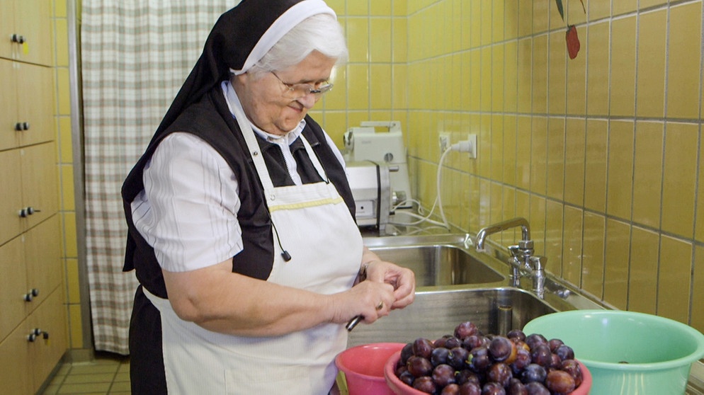 Ordensschwester in der Klosterküche in Volkach. | Bildquelle: BR/Tino Müller