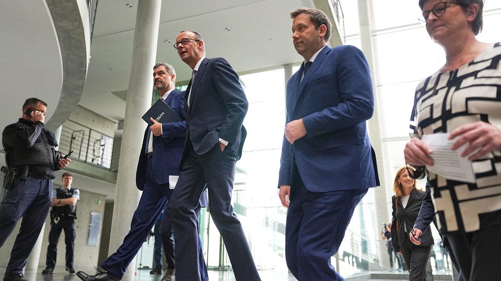 09.04.2025, Berlin: Markus Söder (l-r), Ministerpräsident von Bayern und CSU-Vorsitzender, Friedrich Merz, Unions-Kanzlerkandidat und CDU-Bundesvorsitzender, Lars Klingbeil, SPD-Fraktions- und Bundesvorsitzender, und Saskia Esken, SPD-Bundesvorsitzende, kommen zu einer Pressekonferenz der Parteivorsitzenden von Union und SPD zur Vorstellung des Koalitionsvertrages im Paul-Löbe-Haus. Foto: Michael Kappeler/dpa +++ dpa-Bildfunk +++ | Bildquelle: dpa-Bildfunk/Michael Kappeler